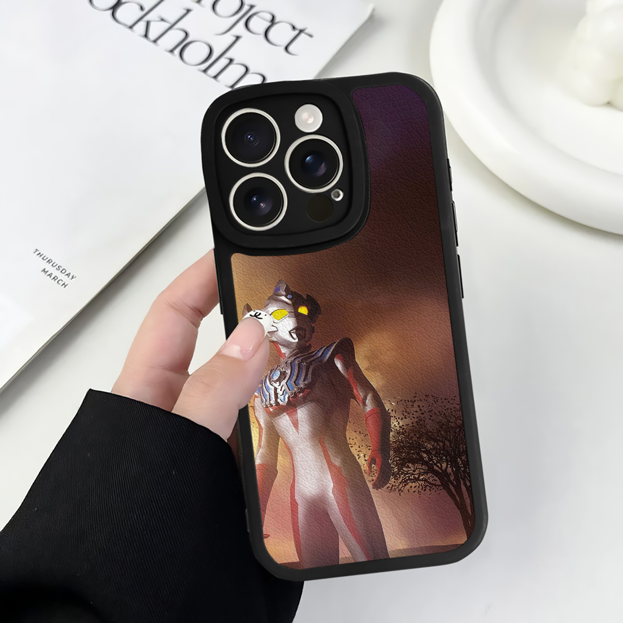 （画像用） ウルトラマン Ultraman 【iPhone 16シリーズ対応】シリコンスマホケース（レザー調） 材質：シリコン